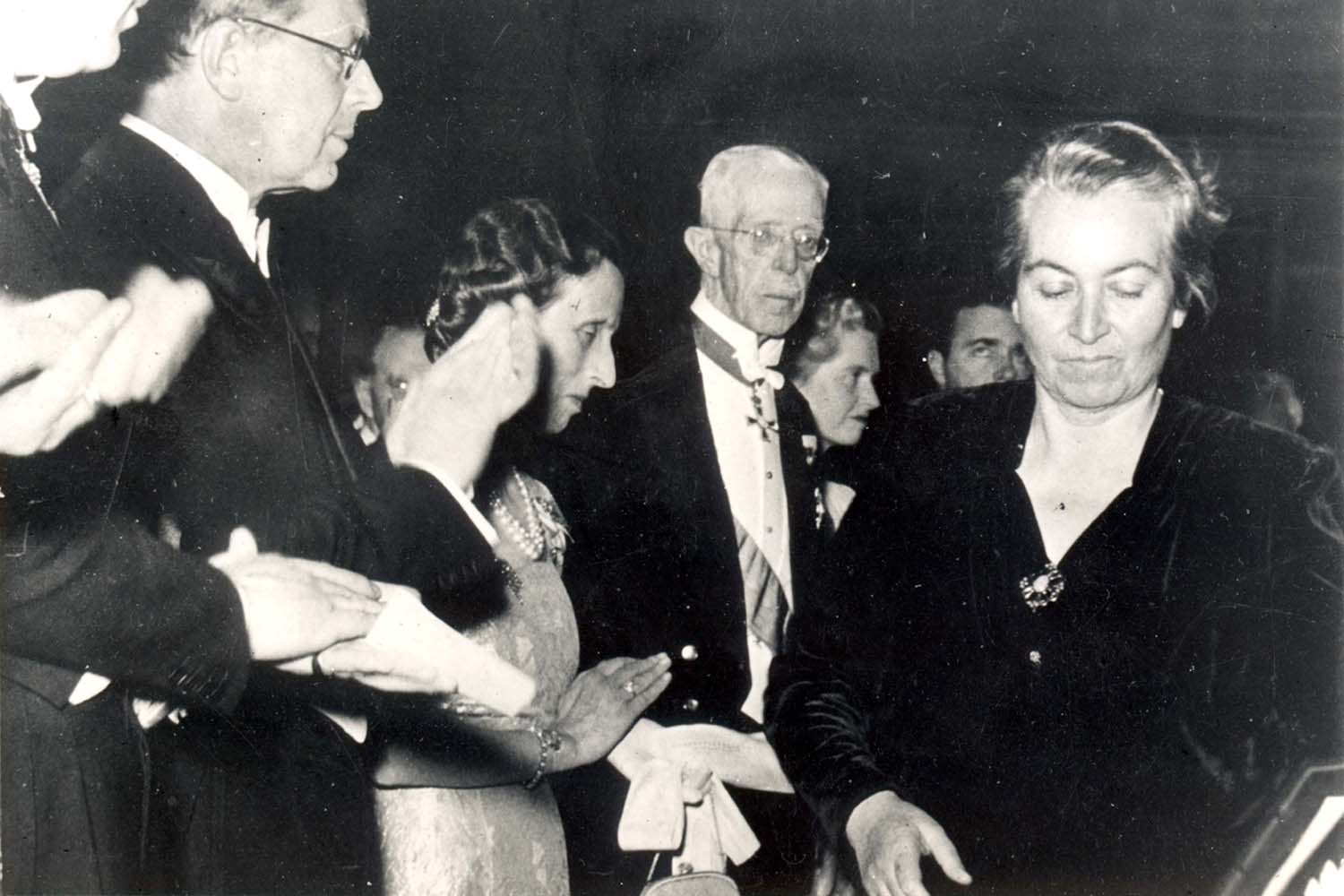 Gabriela Mistral en la ceremonia del Premio Nobel (1945)