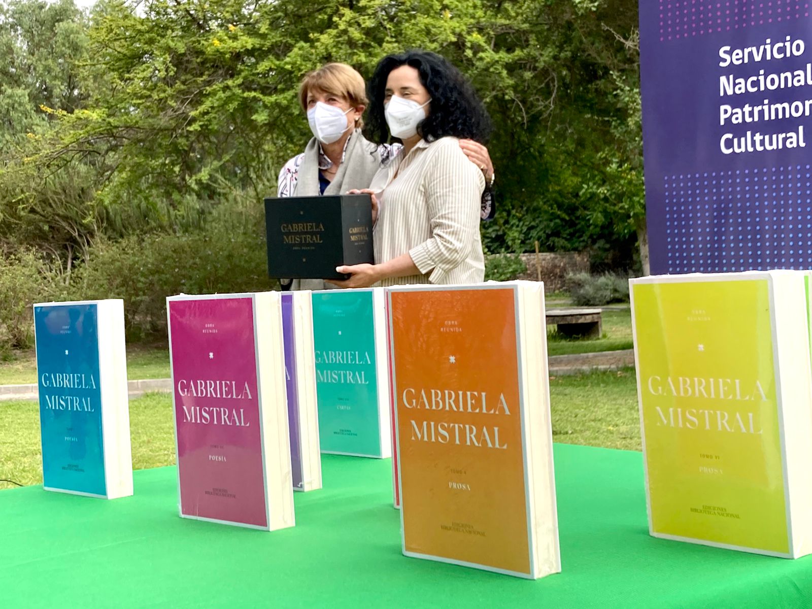 Ministra Consuelo Valdés presentando los ocho tomos de la Obra Reunida de Gabriela Mistral.