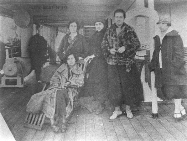 Gabriela Mistral a bordo del vapor Oropesa, 1925.