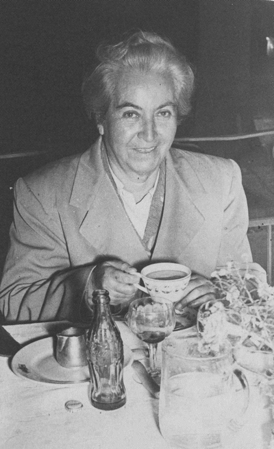 Gabriela Mistral en un restorán en Nápoles, 1952.