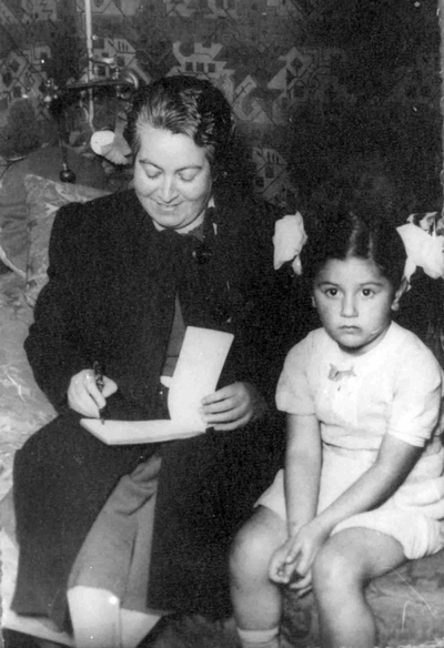 Gabriela Mistral firmando autógrafos durante su período en Brasil, 1940.