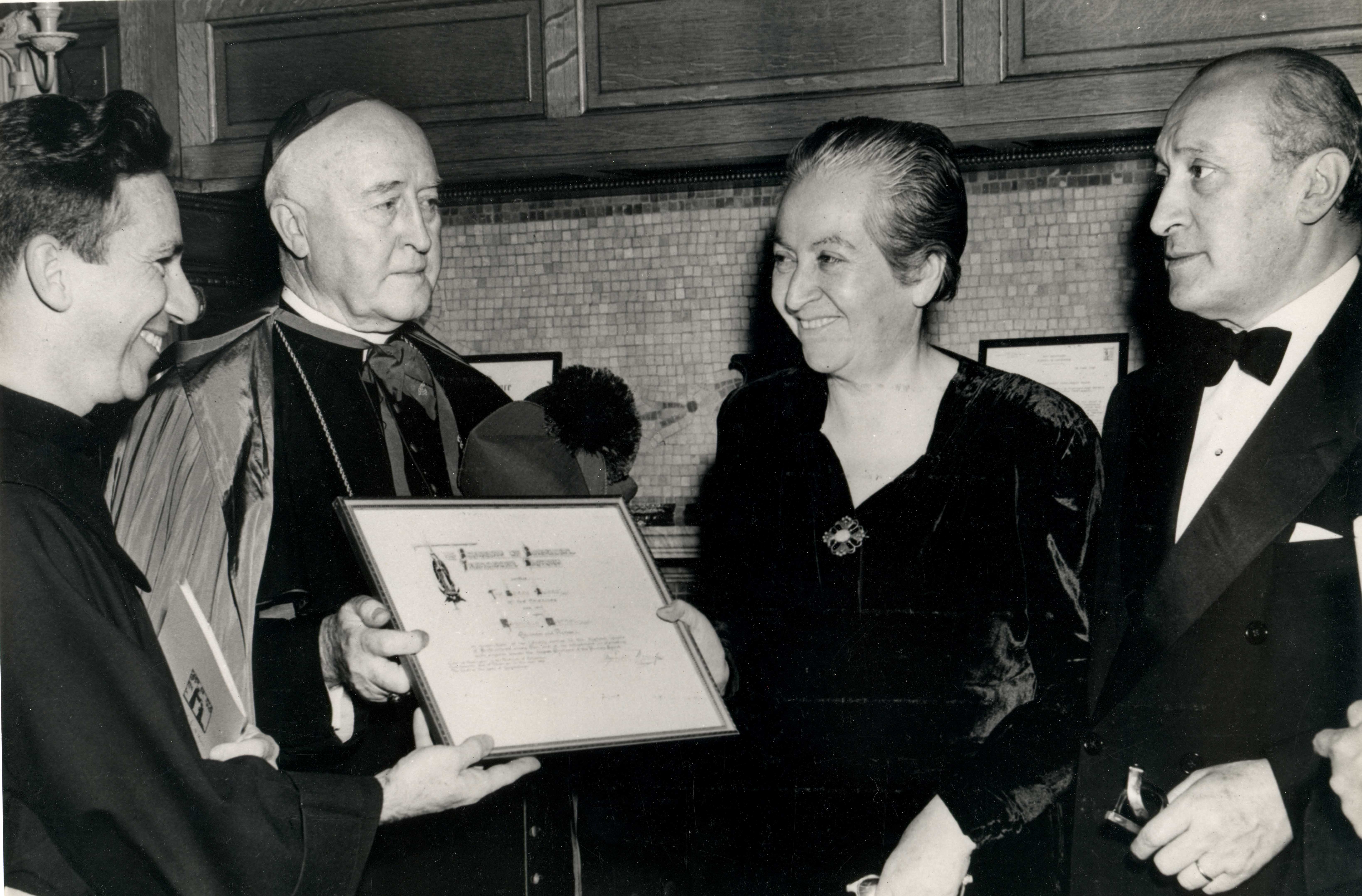 Gabriela Mistral al momento de recibir el premio Nobel. 