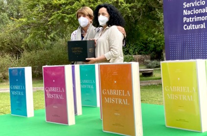 Ministra Consuelo Valdés presentando los ocho tomos de la Obra Reunida de Gabriela Mistral.