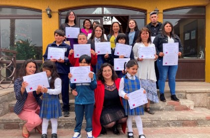 Cada uno de los finalistas regionales recibió una colección de libros para su biblioteca personal.