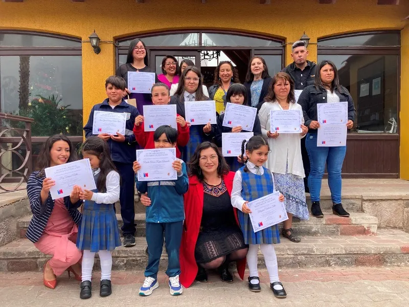 Cada uno de los finalistas regionales recibió una colección de libros para su biblioteca personal.